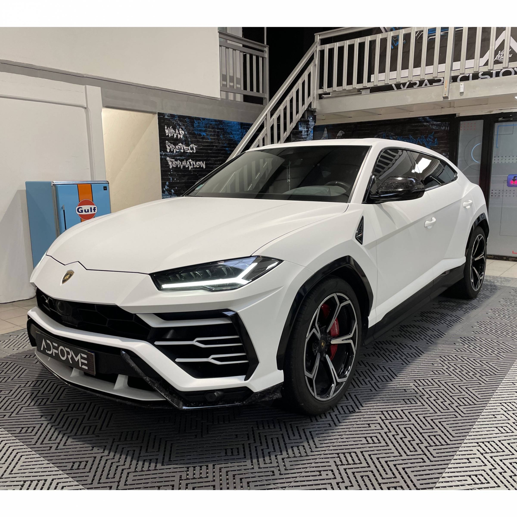 découvrez notre service de covering voiture professionnel pour personnaliser et protéger votre véhicule. offrez-lui une nouvelle apparence avec une large gamme de couleurs et de textures, tout en préservant sa peinture d'origine. transformez votre auto en un véritable reflet de votre style !